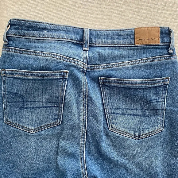 AMERICAN Eagle Short Stretch  Mom Jean Medium Blue with raw Hem Size 0 - Picture 9 of 14